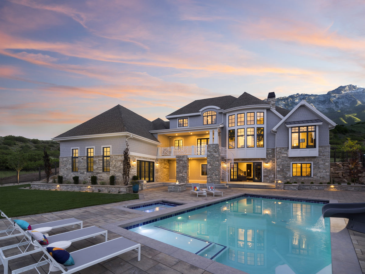 Luxurious 6 Bedroom Home with Spacious Living Areas