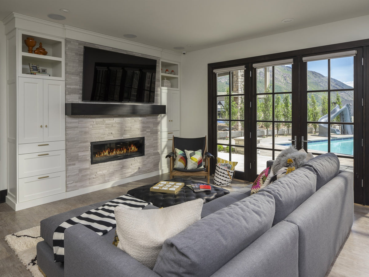 Luxurious 6 Bedroom Home with Spacious Living Areas