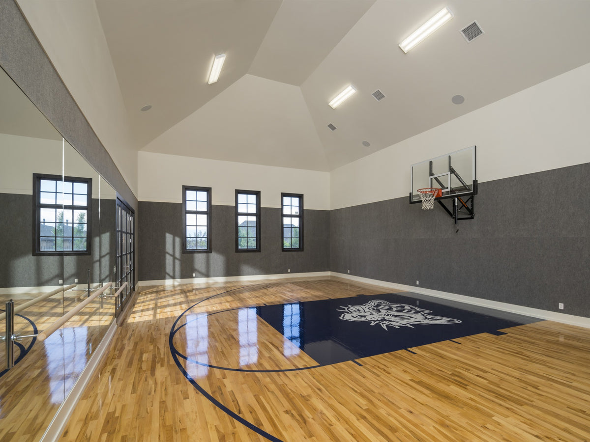 Luxurious 6 Bedroom Home with Spacious Living Areas