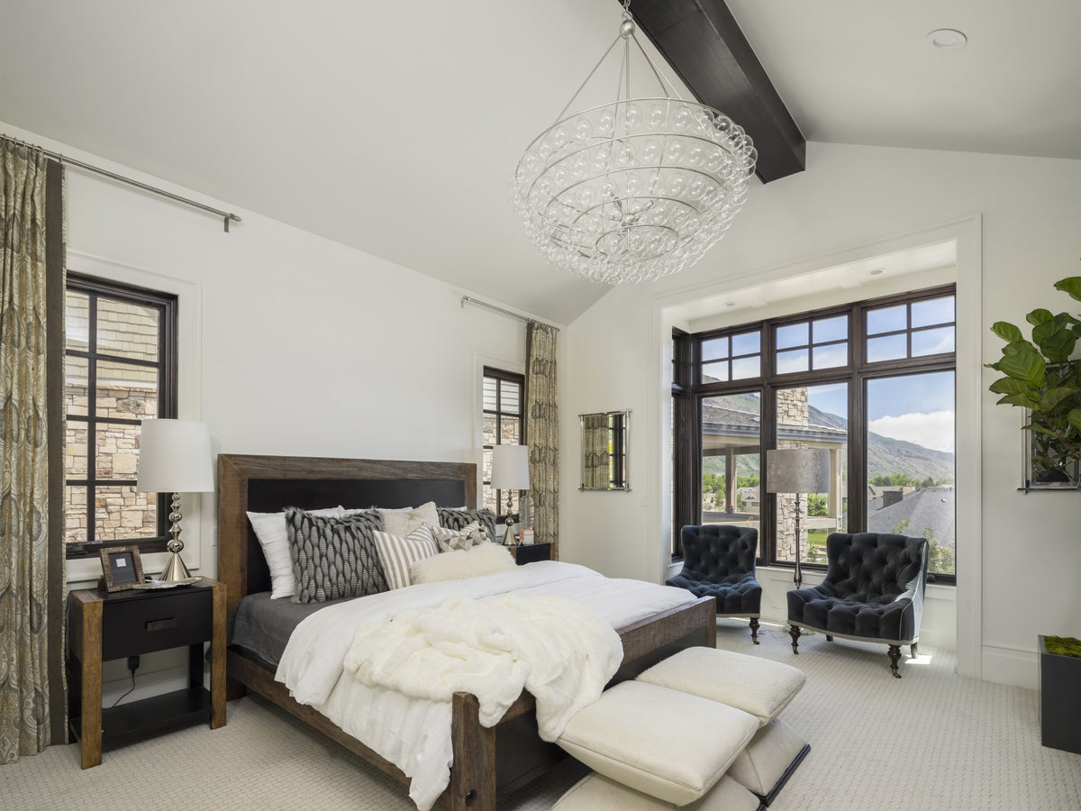 Luxurious 6 Bedroom Home with Spacious Living Areas