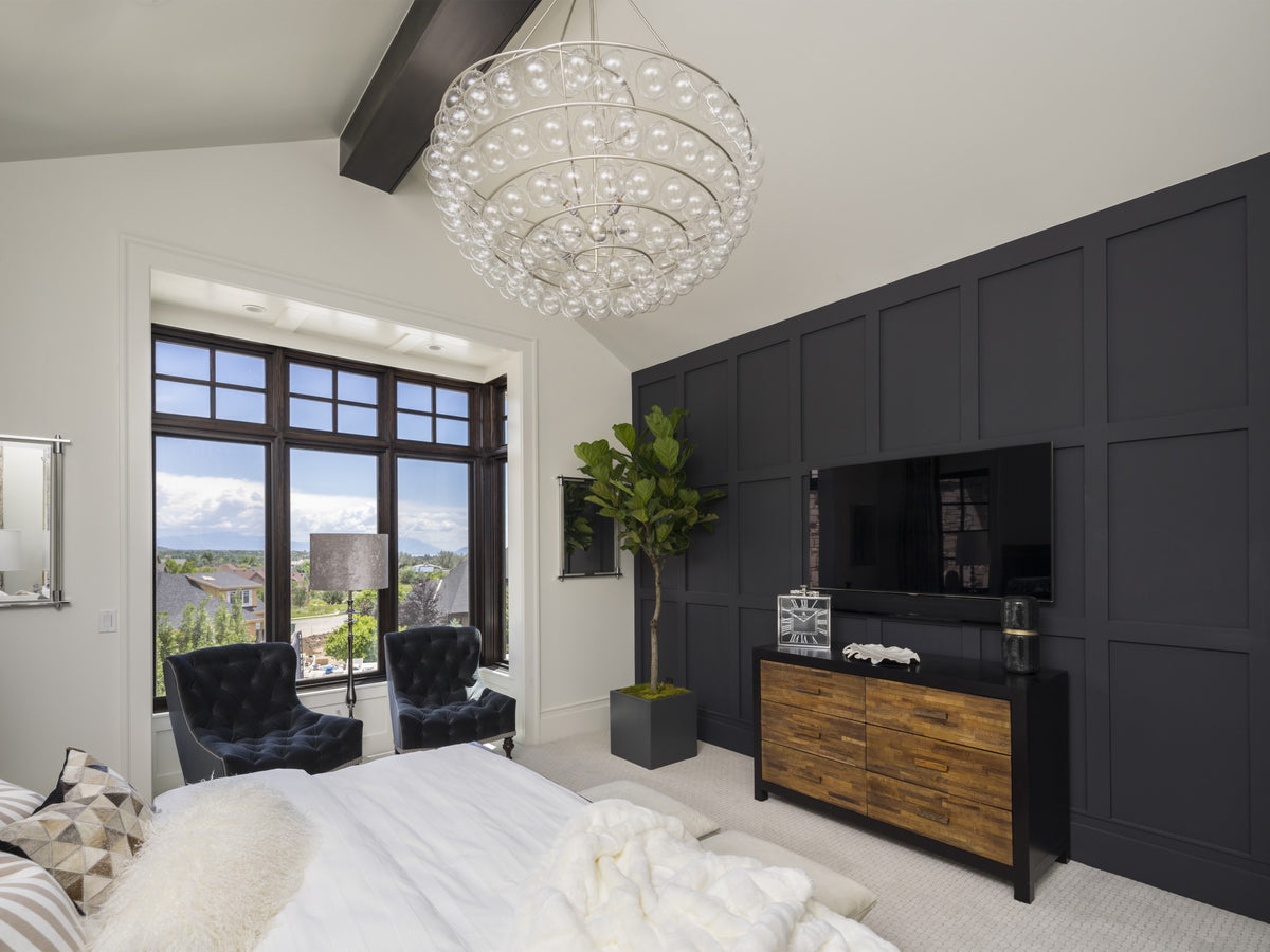 Luxurious 6 Bedroom Home with Spacious Living Areas