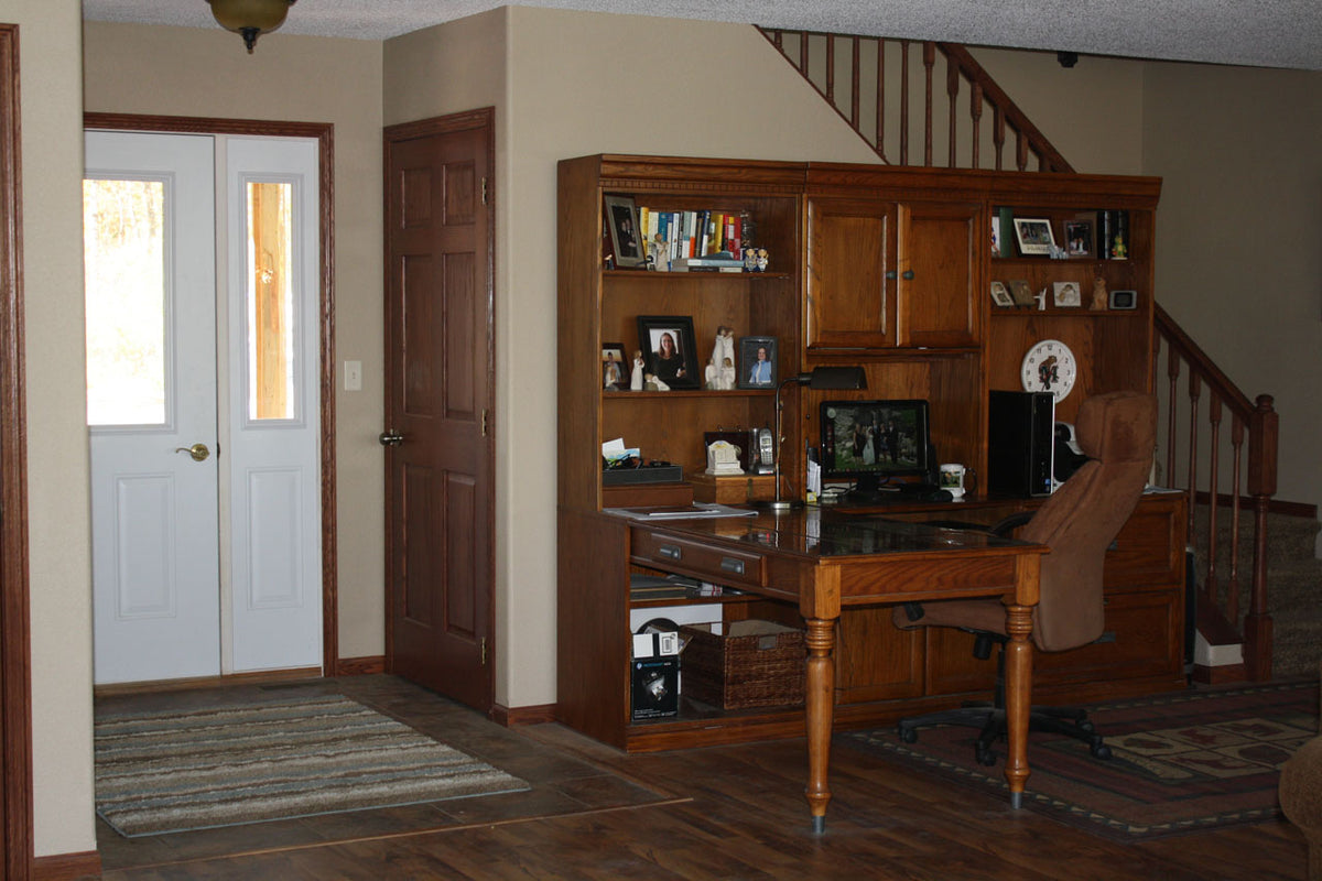 Rustic 3-Bedroom Log Home with Loft and Detached Garage