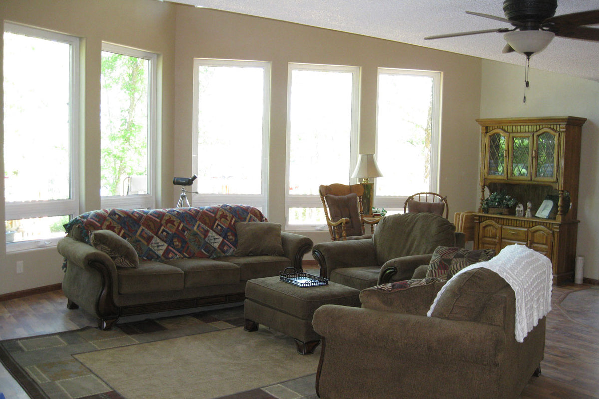 Rustic 3-Bedroom Log Home with Loft and Detached Garage