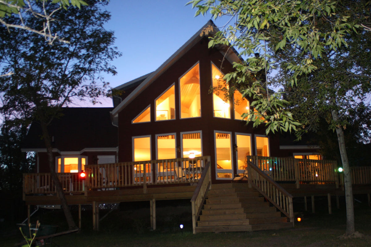 Rustic 3-Bedroom Log Home with Loft and Detached Garage