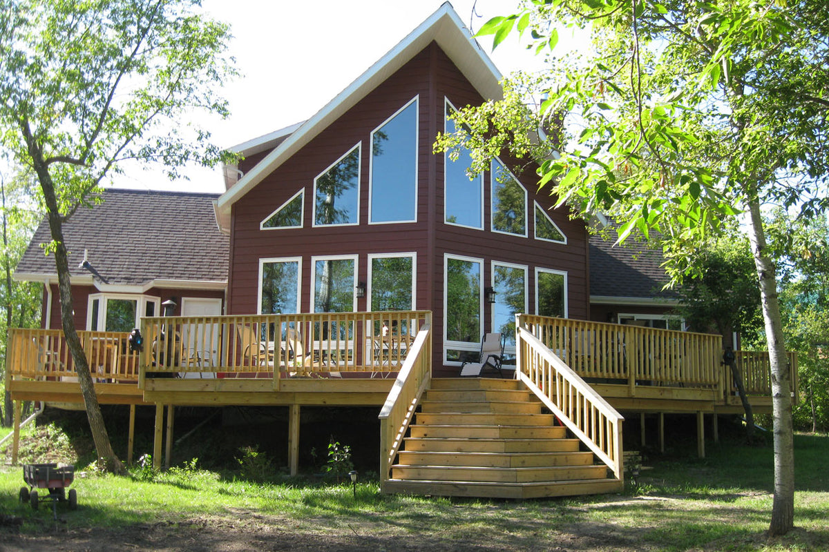 Rustic 3-Bedroom Log Home with Loft and Detached Garage